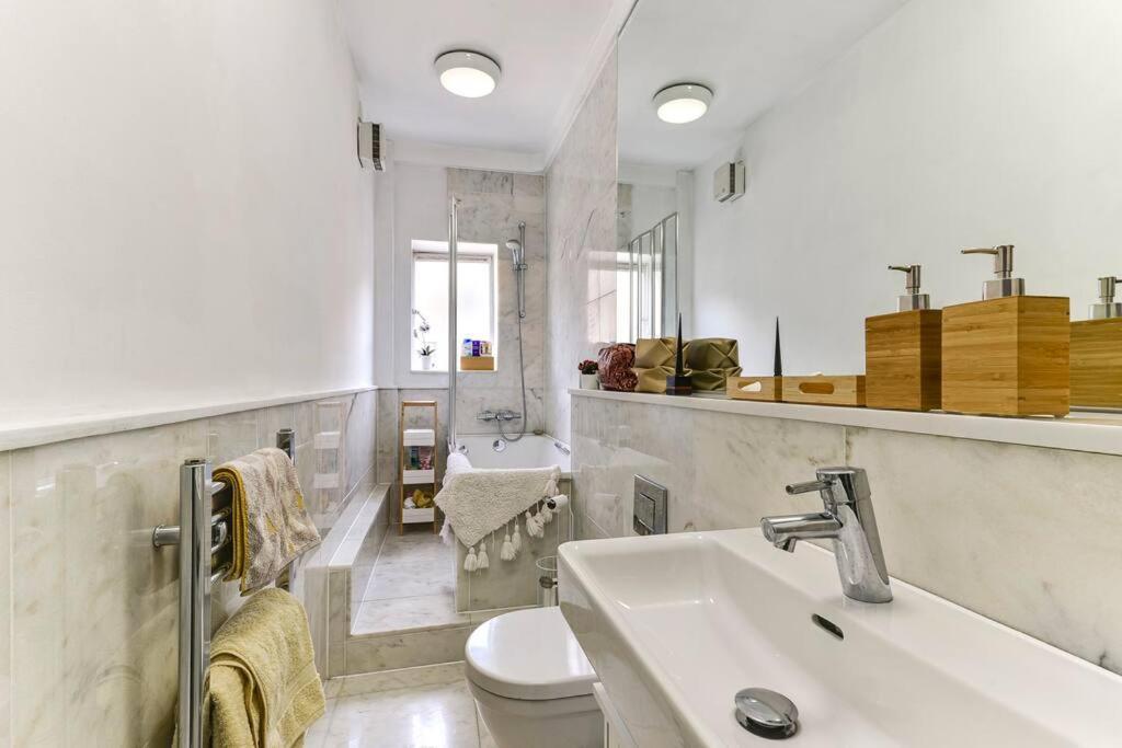 Modern One Bedroom In Fitzrovia, Central Лондон Екстериор снимка